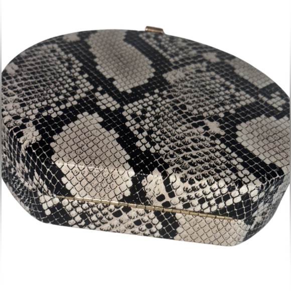 Chic Black and White Snakeskin Pattern Bag - Picture 4 of 7